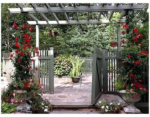 37 Meadow Wood Dr, Greenwich, CT 06830